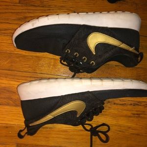 Black and gold Nike roshe women’s size 8